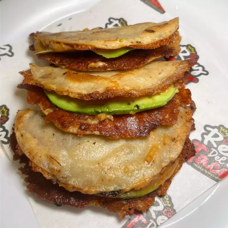 Taco dorado de frijol con queso