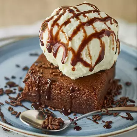 BROWNIE CON HELADO