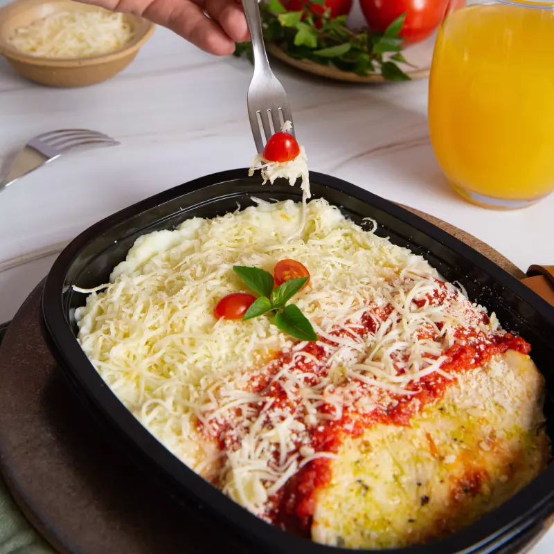 Filé de frango à parmegiana.