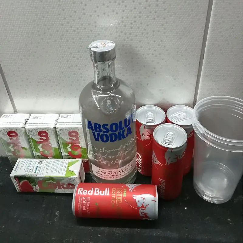 COMBO DE ABSOLUT + RED BULL