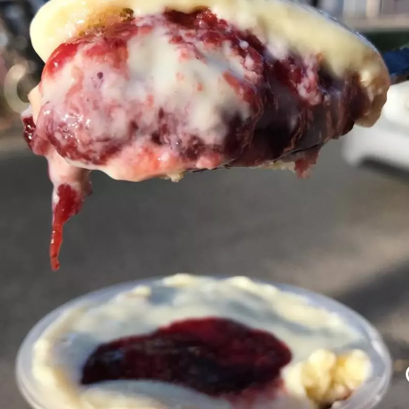 Bolo no pote Ninho,geleia de morango