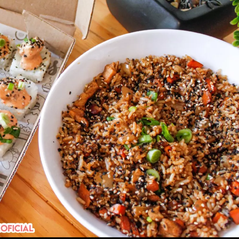 Yakimeshi de Carne y Pollo