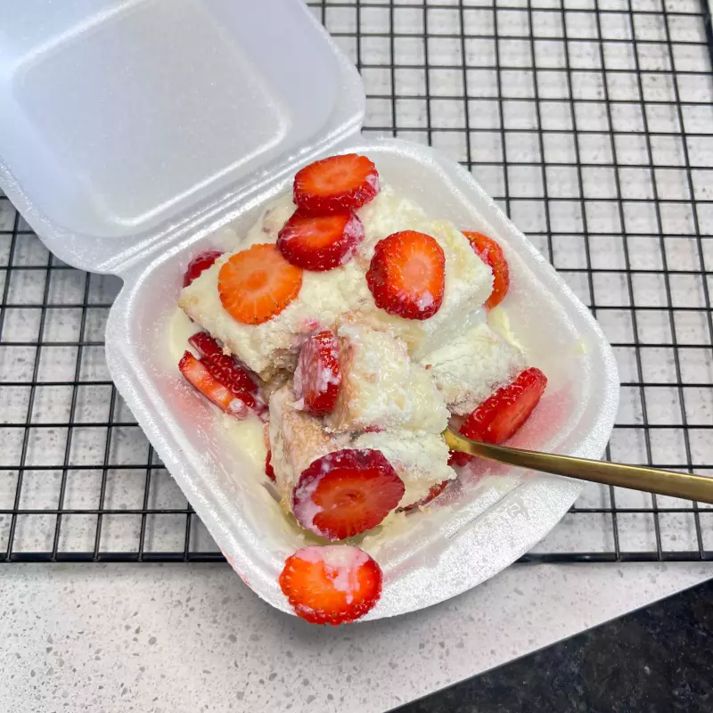 Bolo gelado de ninho e morango