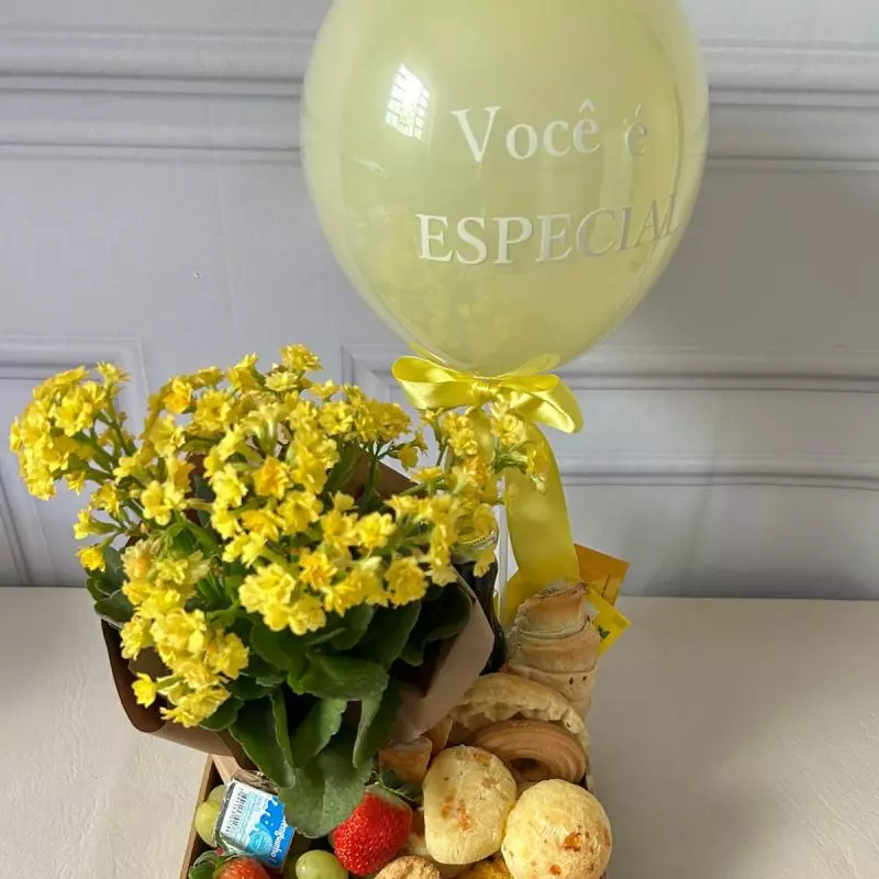 Cesta com flores Dia das Mulheres