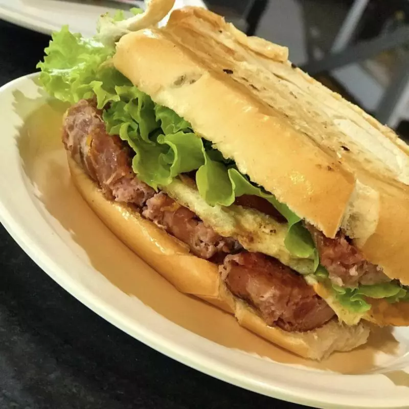 PÃO COM LINGUIÇA COMPLETO