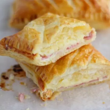 PASTELITO DE HOJALDRE JAMON Y QUESO