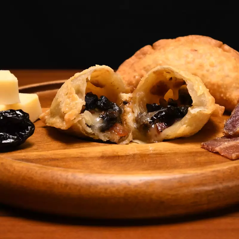 Empanada de queso, tocino y ciruela