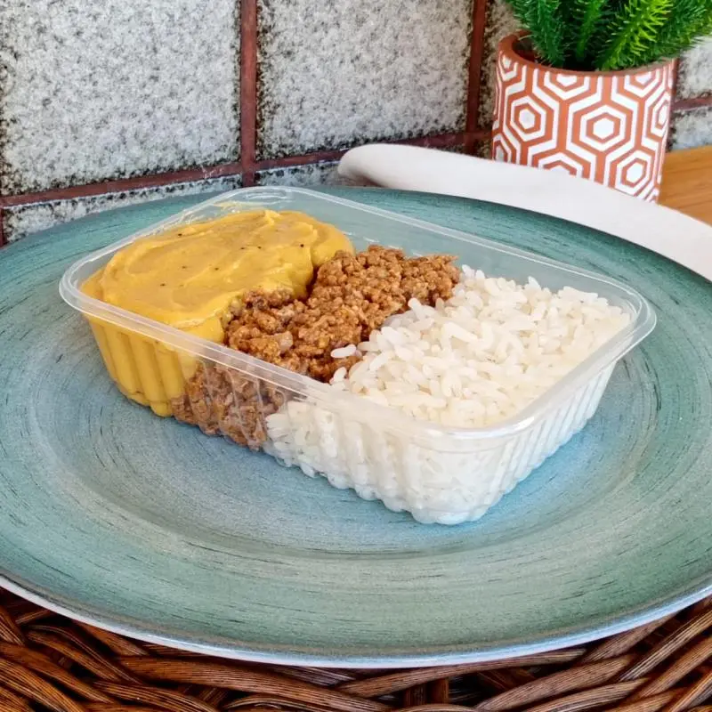 Carne moida com purê de banana