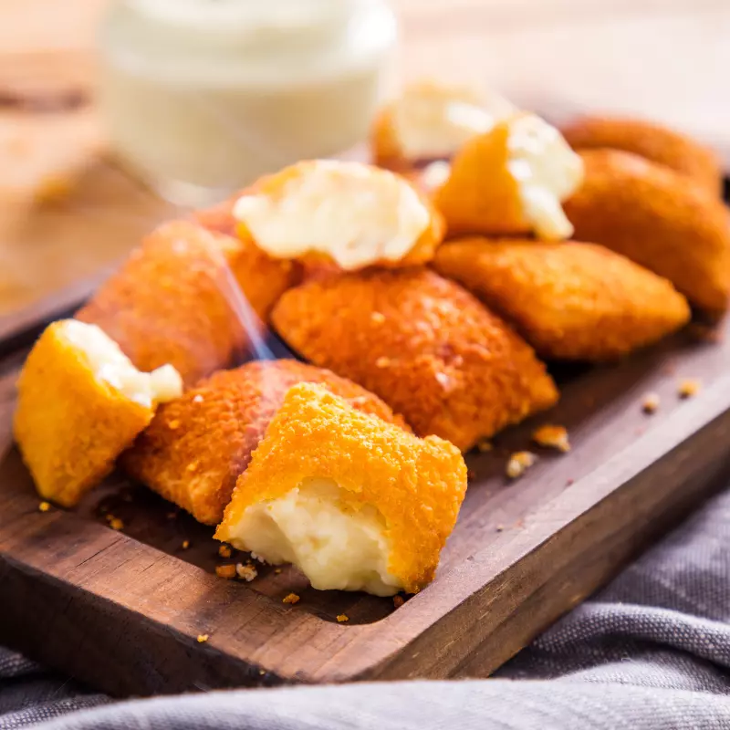 Travesseiro de queijo Gouda empanada