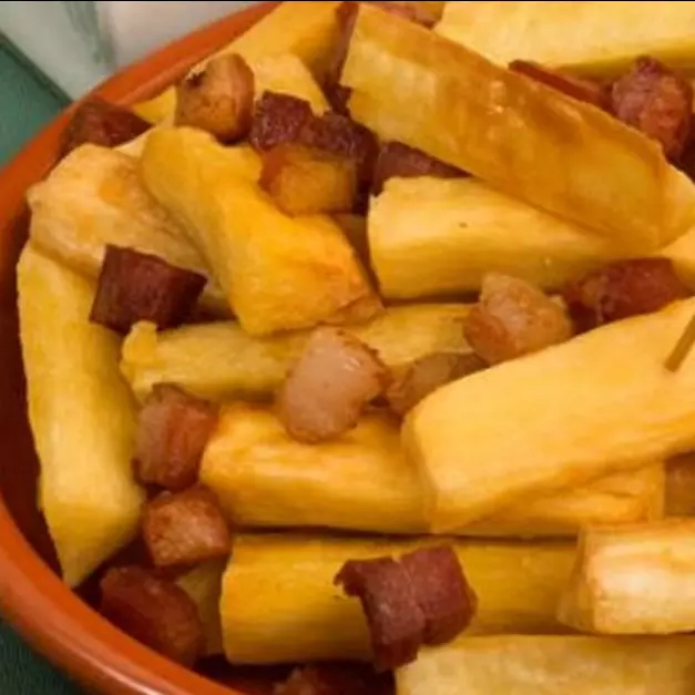 Mandioca com Cheddar e Bacon