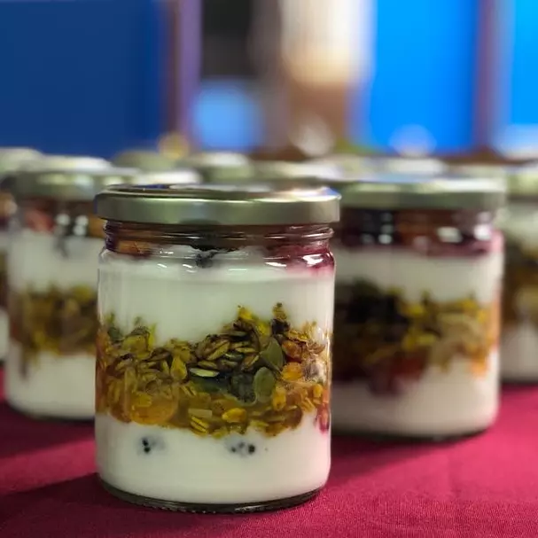 Parfait de granola, yogur y frutas