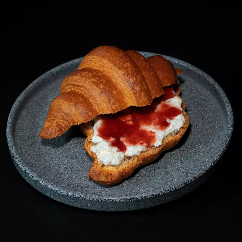 Croissant con Crema y Mermelada