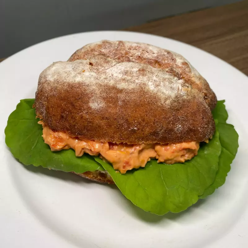 Sanduiche de rúcula c/ tomate seco