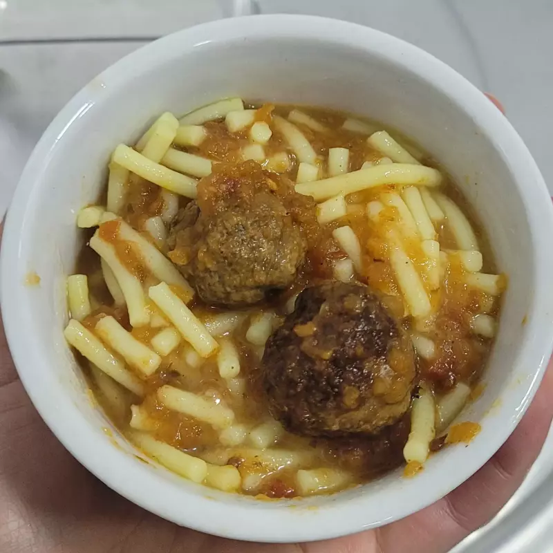 Espaguetti (de arroz) com almôndegas