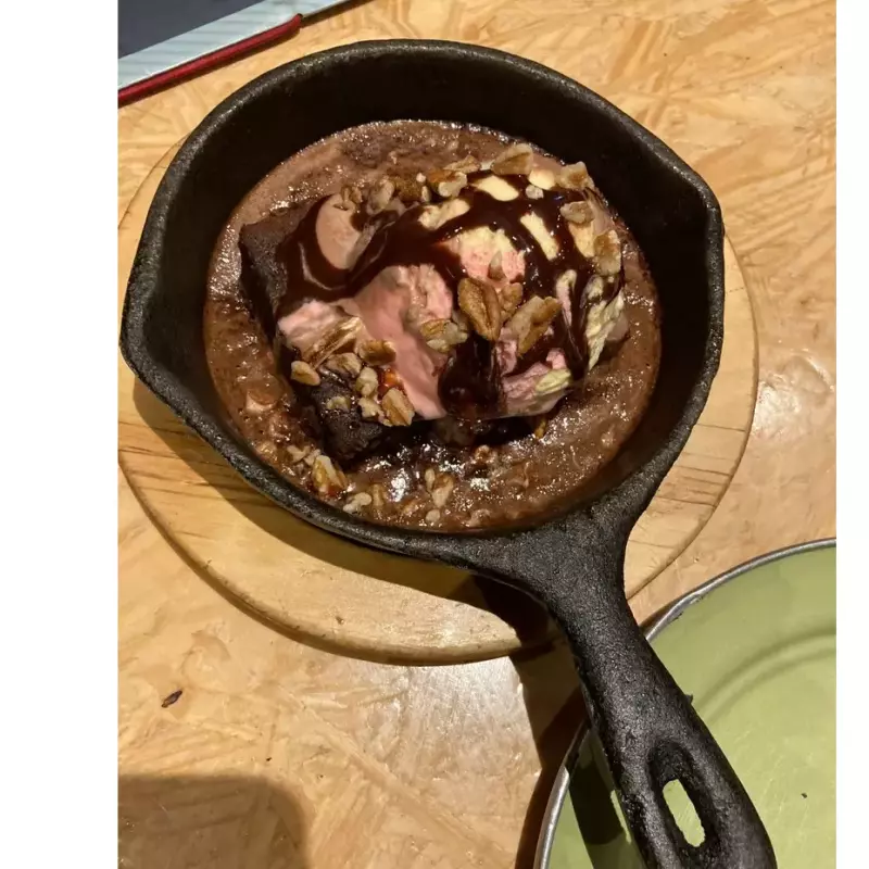 Brownie en sartén con helado