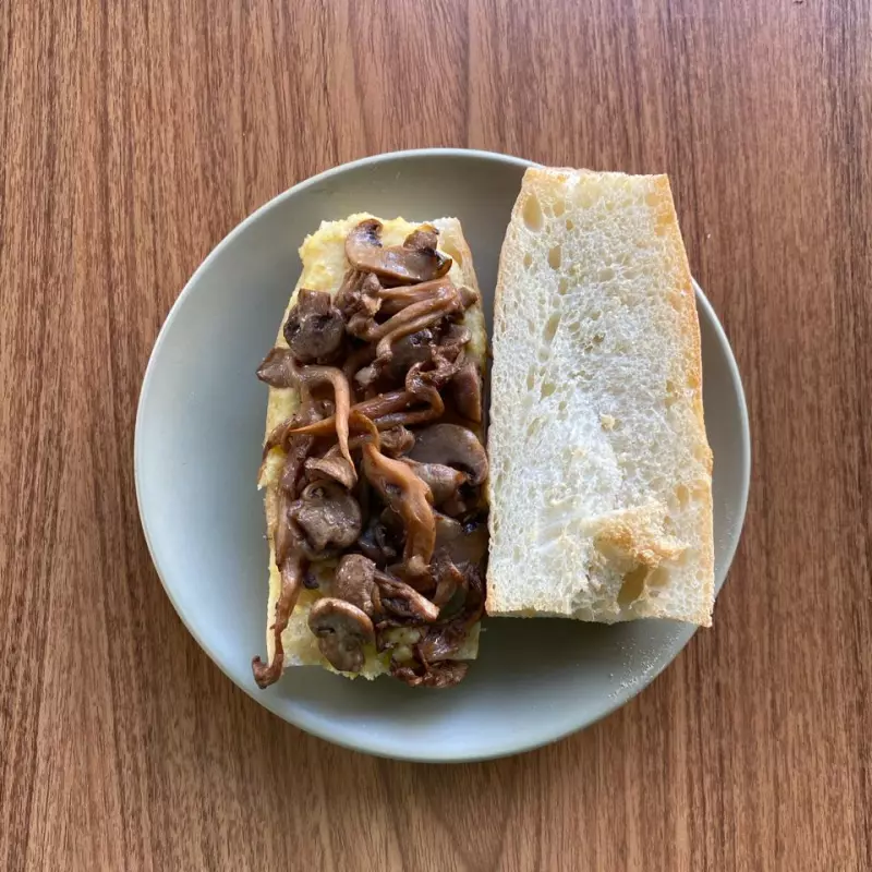 SANDUÍCHE HOMMUS E COGUMELOS