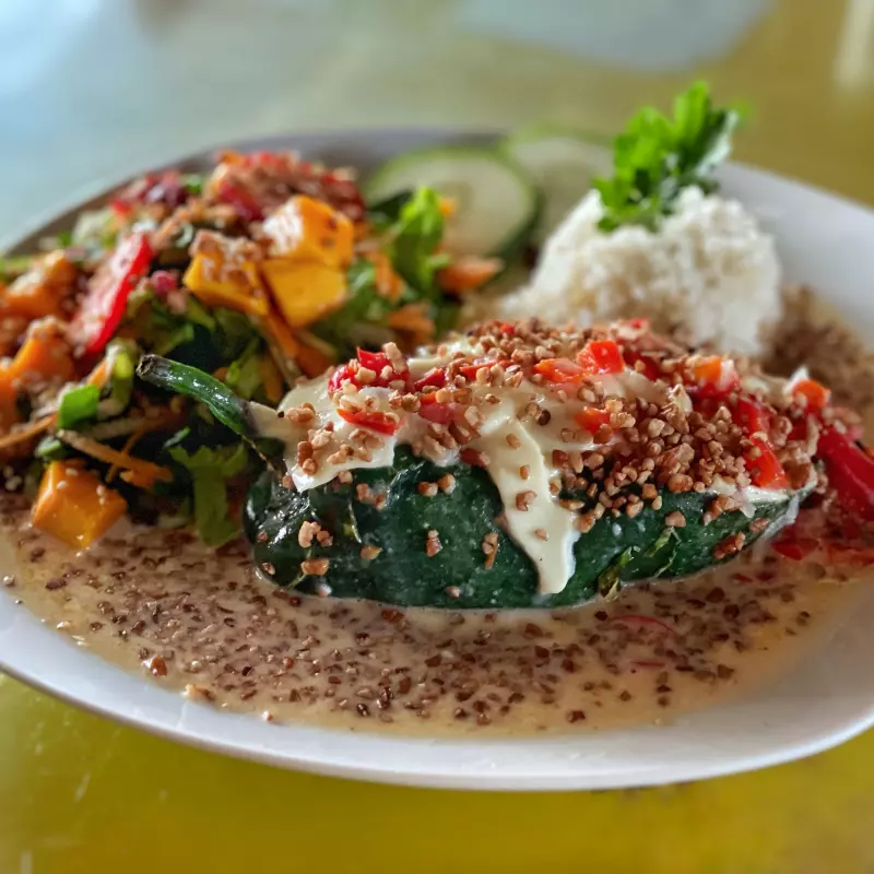 Chile poblano relleno de picadillo.