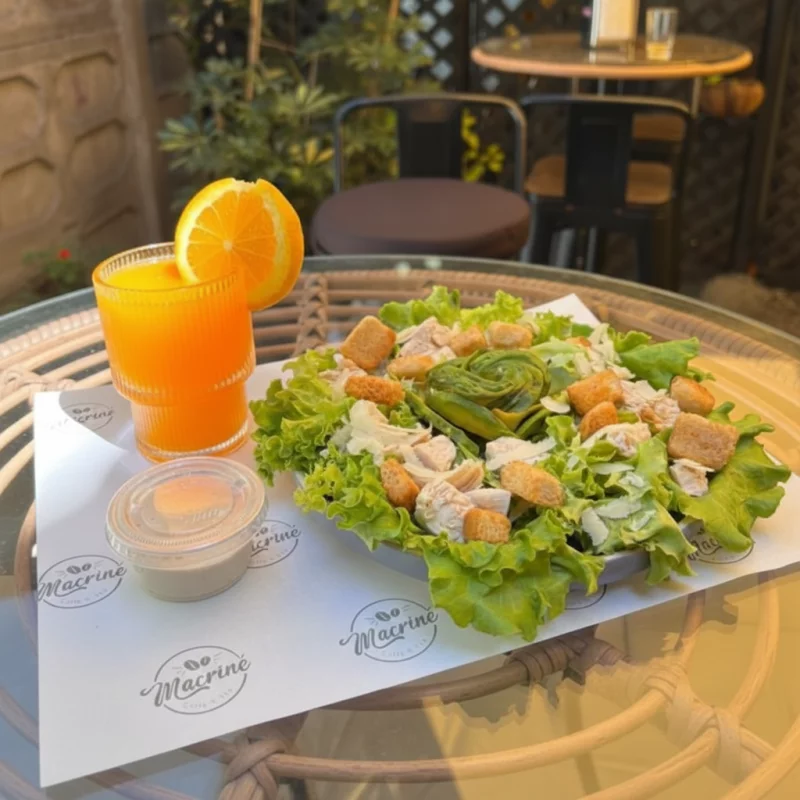 Ensalada Cesar + Jugo de Naranja