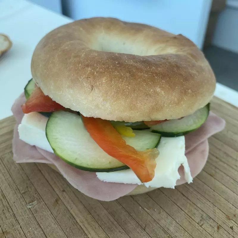 Baggel de jamón de pavo