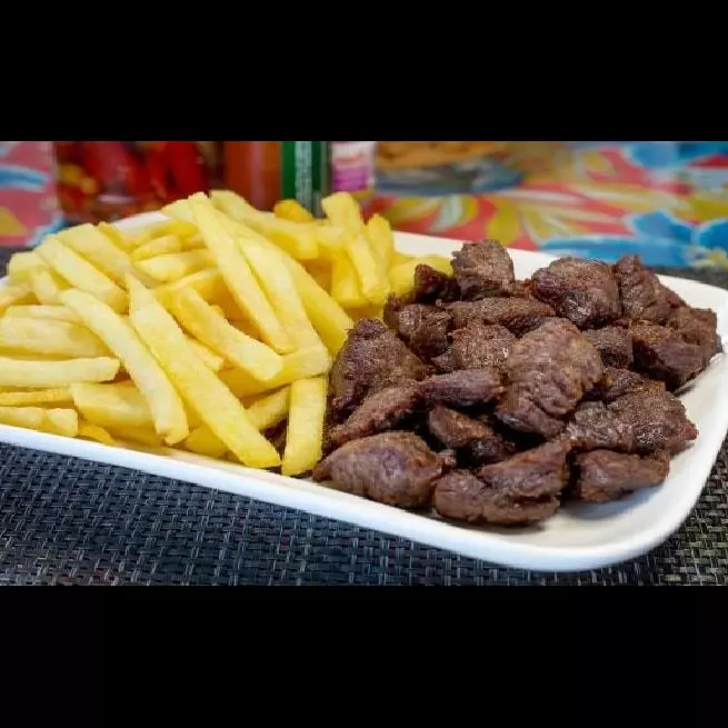 Isca de Carne Acebolada c/Fritas