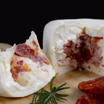 Queijo com Tomate Seco e requeijão