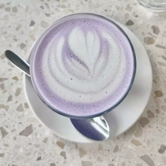 Taro latte caliente