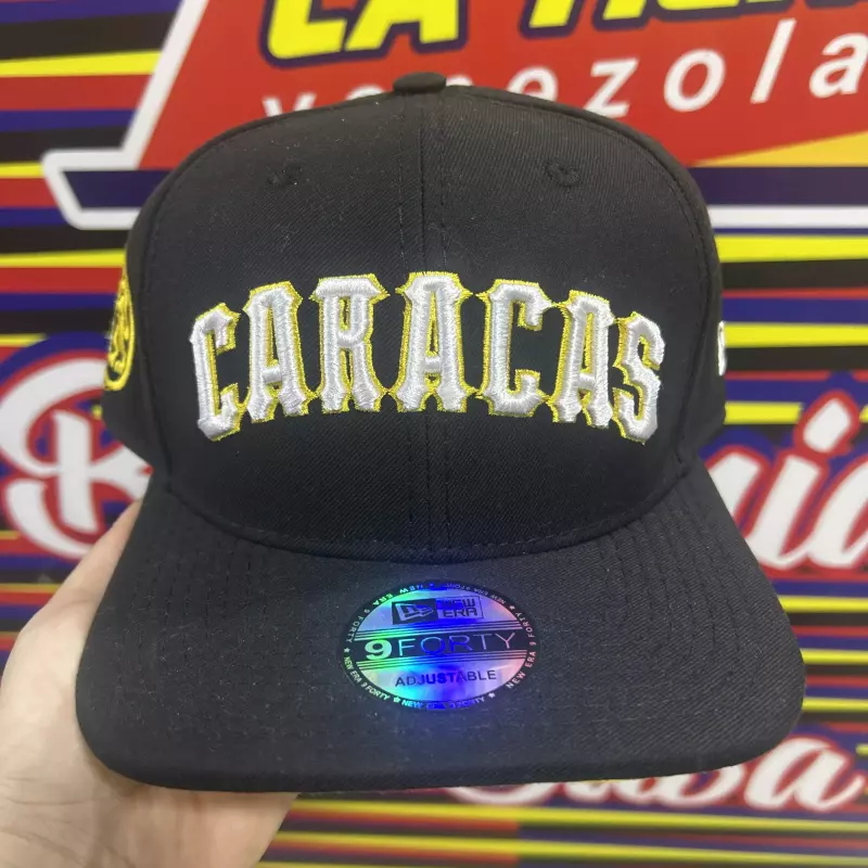 Gorra Caracas mayúscula plana