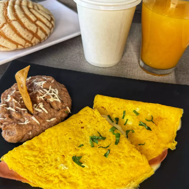 Desayuno completo - omelette jamón