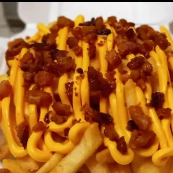 Porção de batata frita com cheedar é