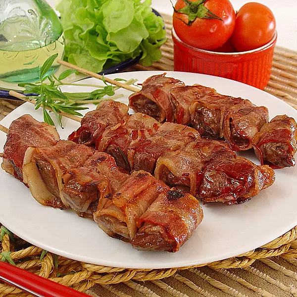 Espetinho de coração com bacon