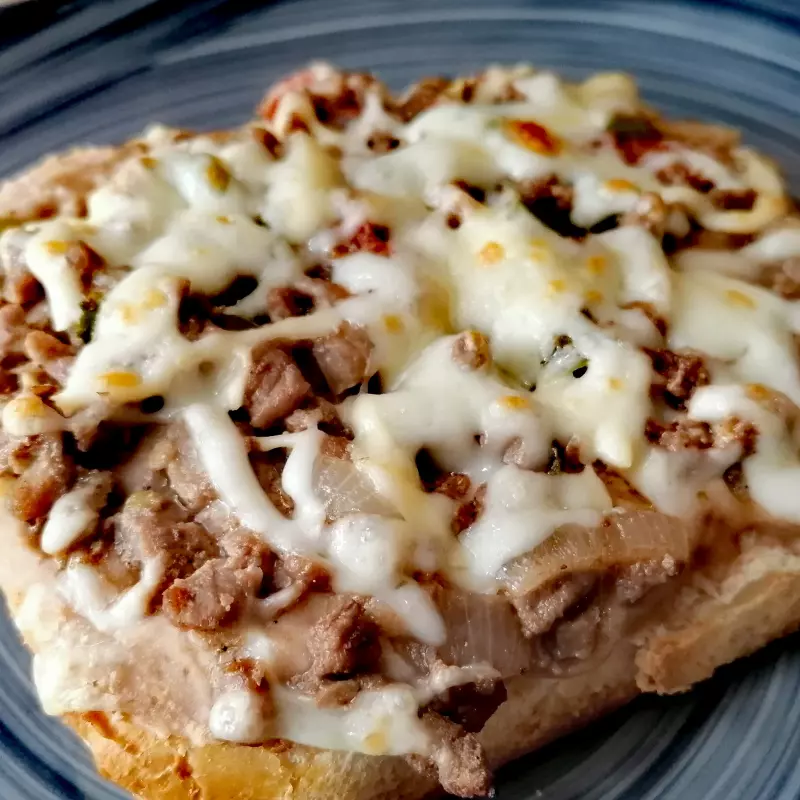 Medio Mollete Bistec a la Mexicana