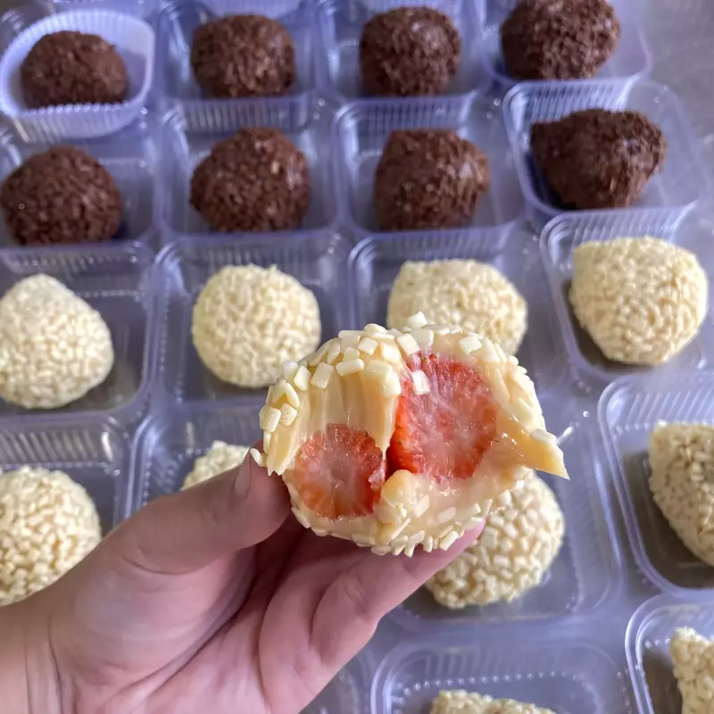 Coxinha chocolate branco com morango