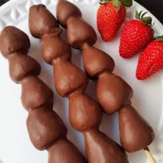 ESPETINHO DE MORANGO