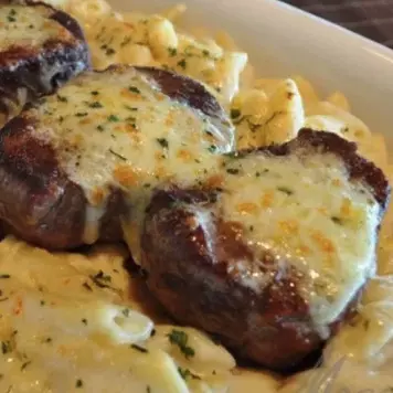 Filé mignon ao molho 04 queijos