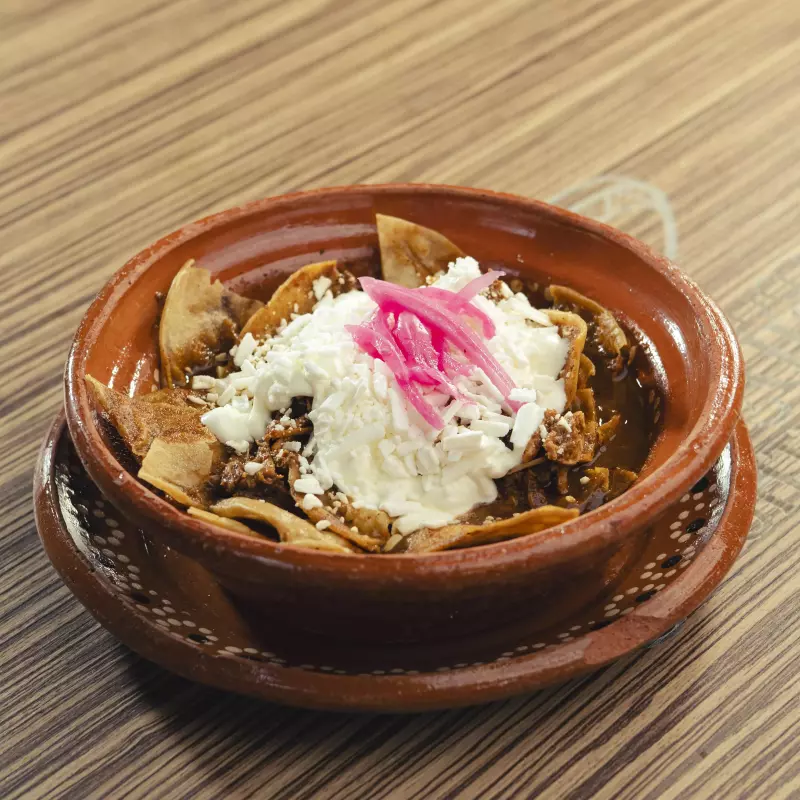 CHILAQUILES CON COCHINITA