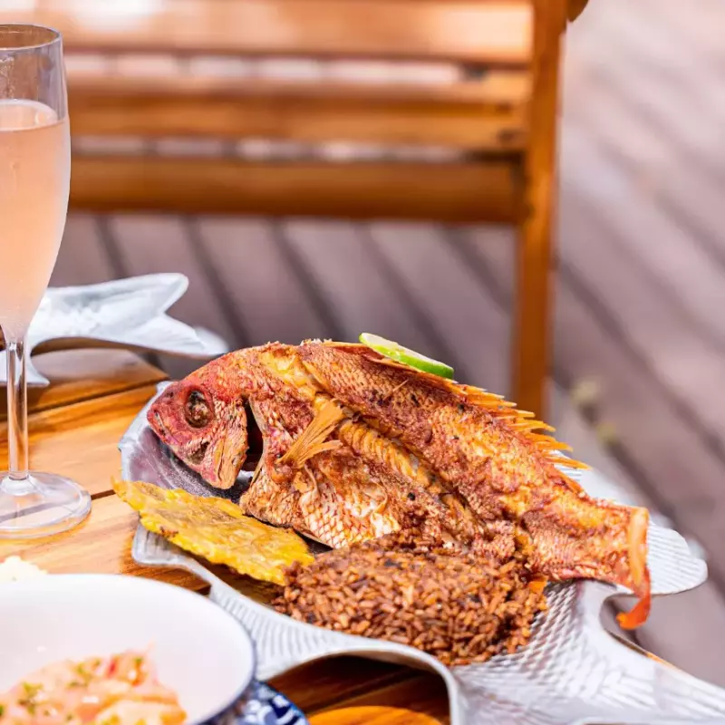 ⚜️Bandeja Típica con Pargo Frito