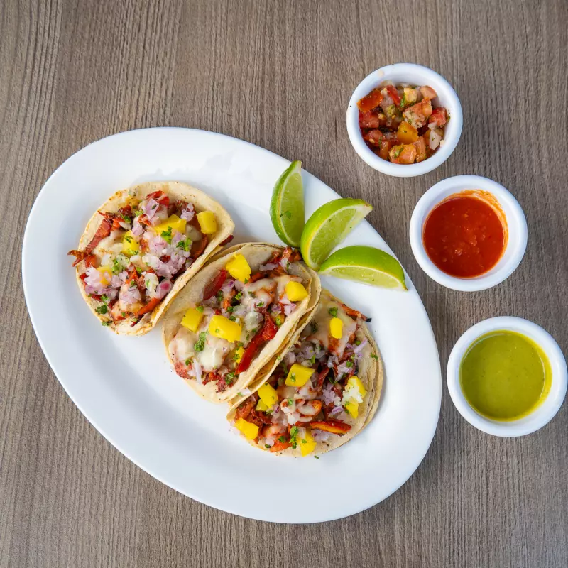 3 tacos al pastor con queso