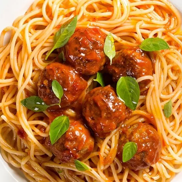 QUINTA - ESPAGUETE COM ALMÔNDEGAS