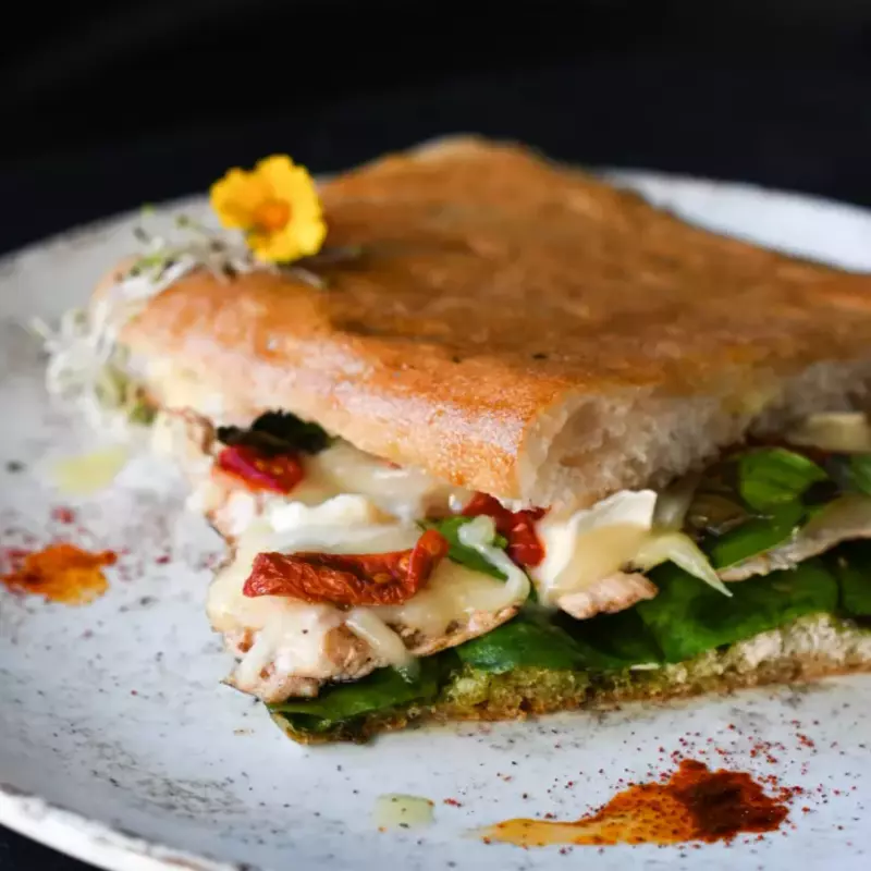 Panini de Pollo con Queso