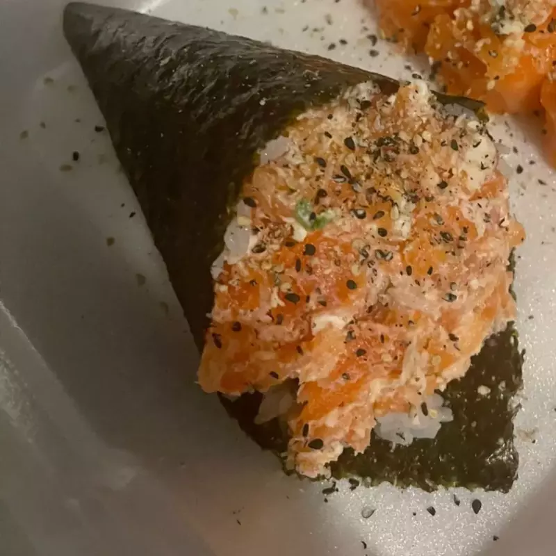 Temaki salmão completo 1 unit.