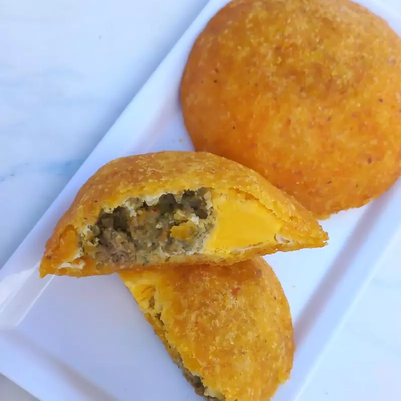 Arepa e huevo con carne