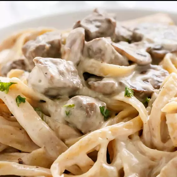 Alfredo com tiras de carne
