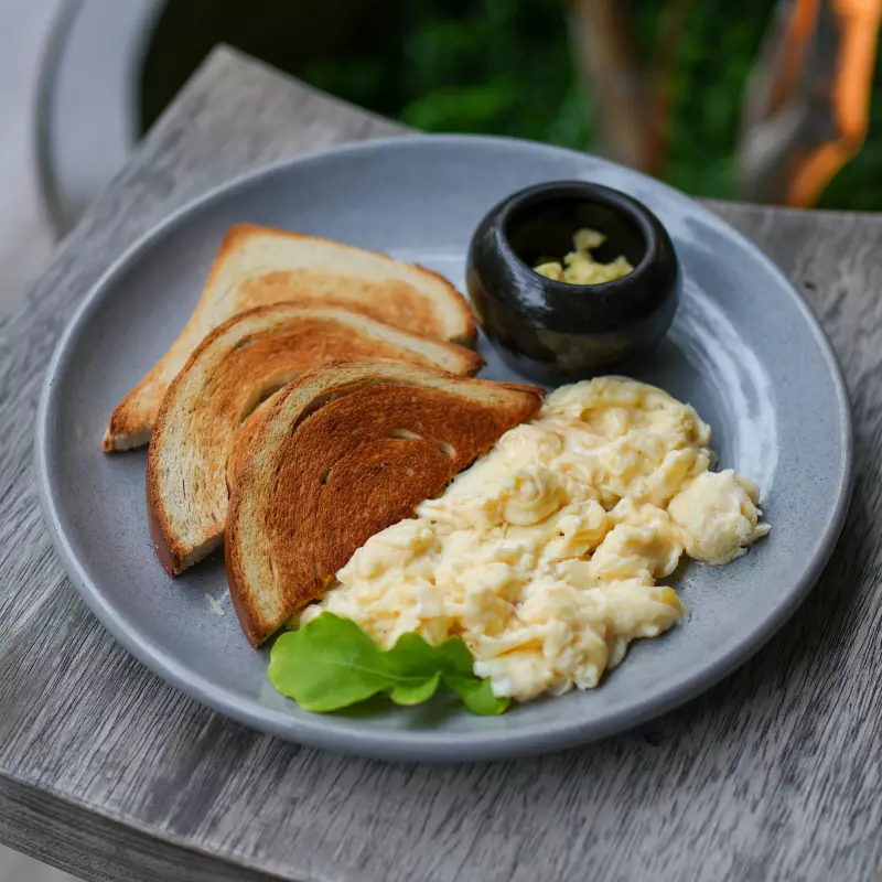Huevos Revueltos con Tostadas