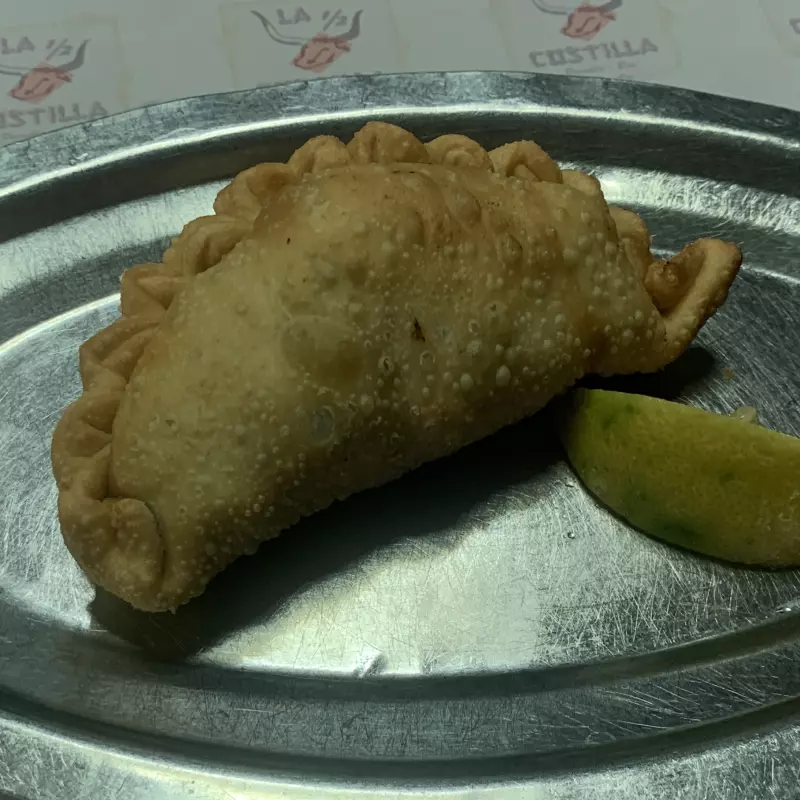 Empanada de carne o pollo o J y Q