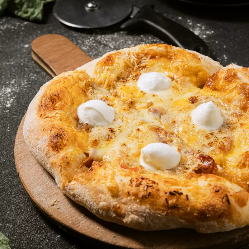 Pizza de Piña & 4 Quesos