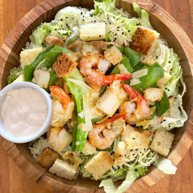 Salada Caesar de camarão
