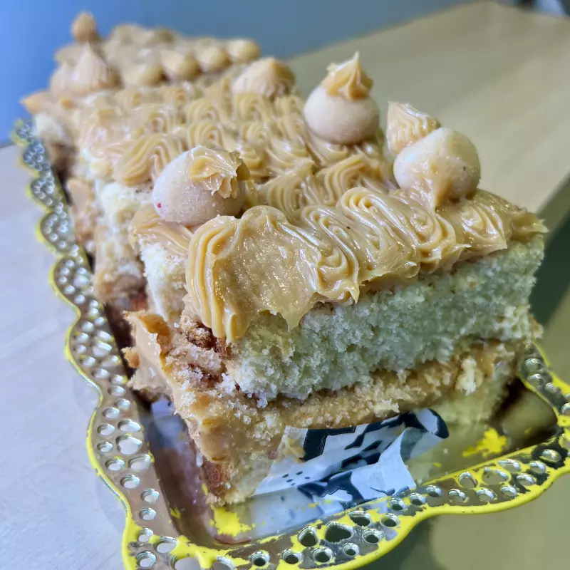 Fatia bolo de coco com ameixa