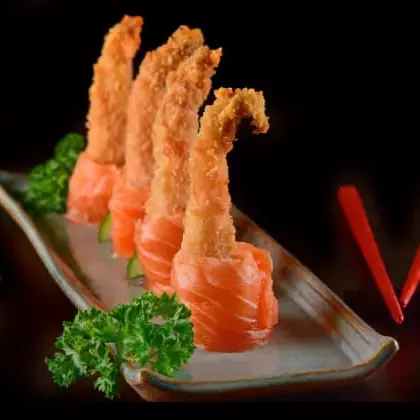 Sushi de camarão com salmão (6 un)
