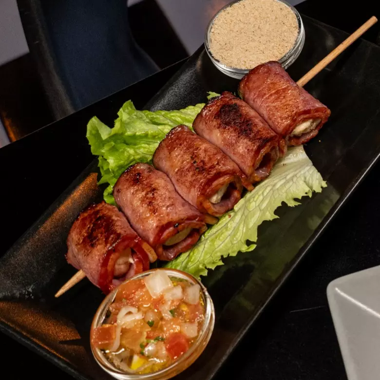 ESPETO DE FRANGO E BACON