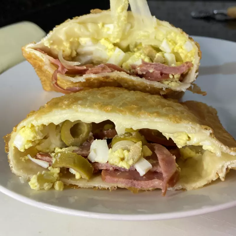 Calabresa,queijo,azeitona,cebola,ovo